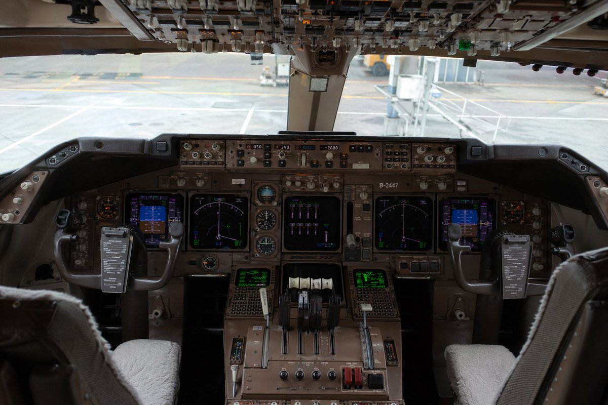 Ultra-realistic Boeing 747 Cockpit