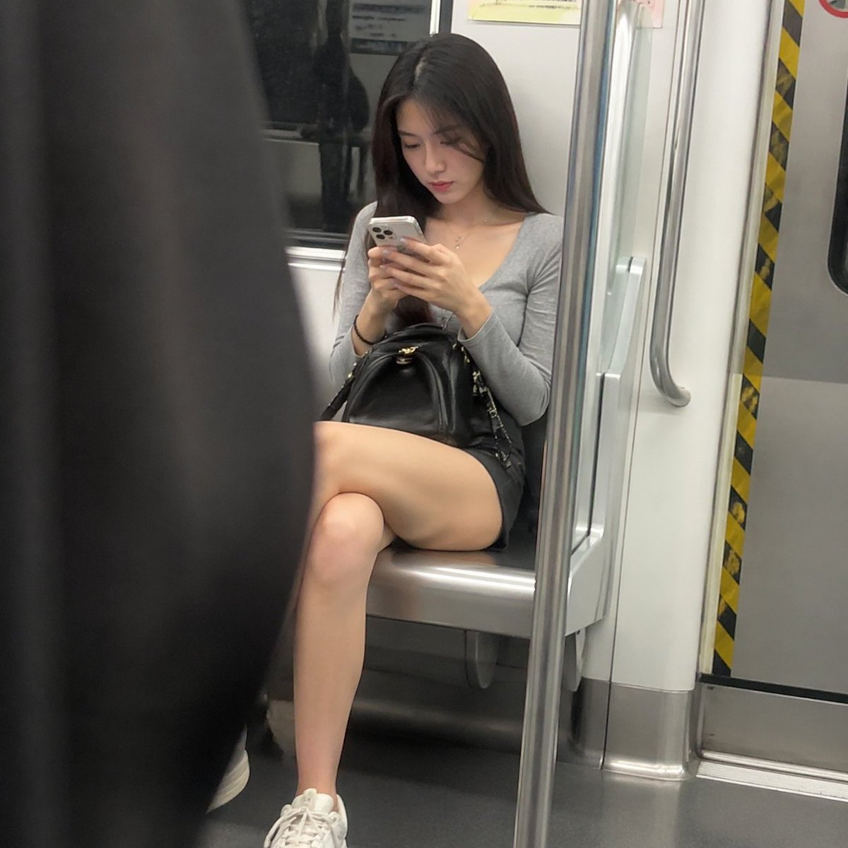 地铁通勤抓拍提示词