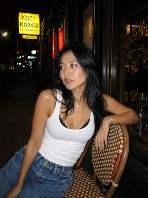 餐厅外夜间闪光灯人像