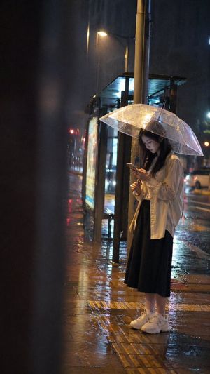 电影感雨夜公交车站提示词