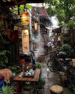 充满氛围感的茶巷街景