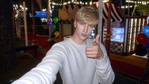 将 Sims 4 截图转换为 CCD 嘉年华自拍