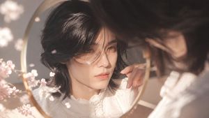 中性风少年镜面反射肖像