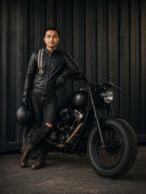 电影感男性骑手肖像