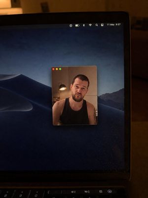带马赛克视频窗口的 MacBook 视频截图