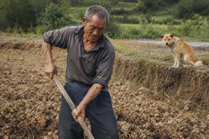 逼真的 35mm 抓拍胶片人像