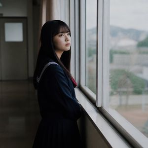 窗边的匿名女学生