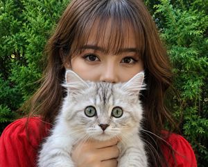 女子与小猫特写