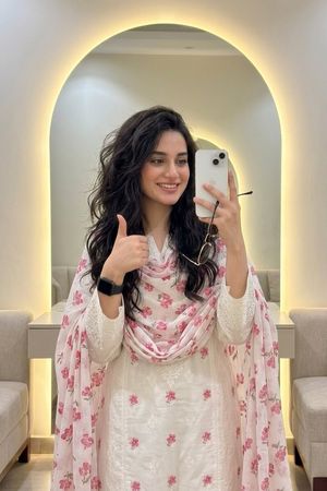 身穿花卉 Shalwar Kameez 的背光镜面自拍