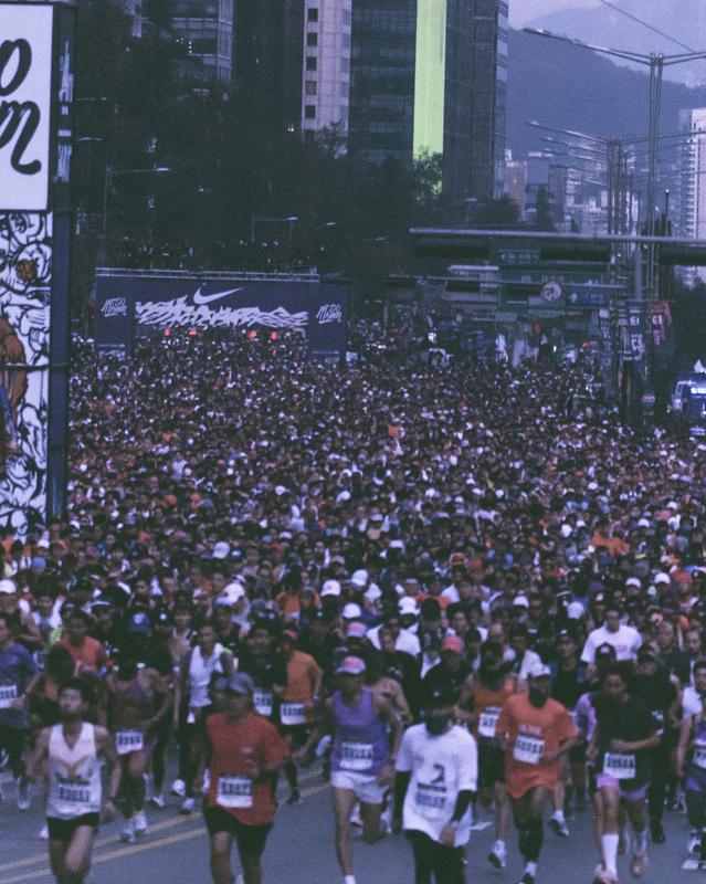 a large crowd of amateur runners flooding a city...