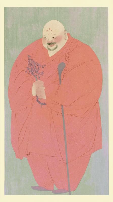光头强健男子 头顶点着点状戒疤 短胡须 身形宽厚壮硕 目光温和望向屏幕 神情平和亲切 满身密集褶皱宽大同款僧袍 一手持串珠枝状法器 另一手持一支水磨禅杖...