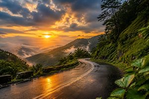 令人惊叹的山路日落