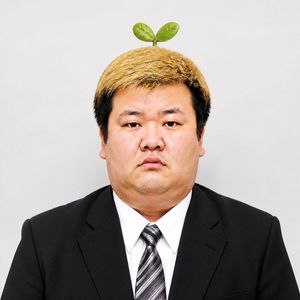 头顶嫩芽的严肃商务人士