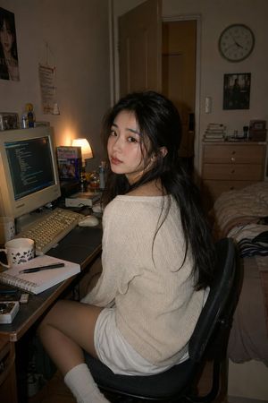 复古 Y2K 电脑工作区人像