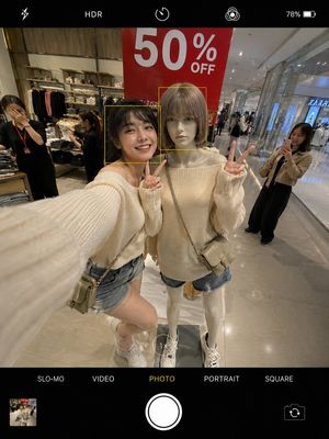 逼真的智能手机自拍双胞胎