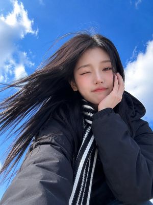 写实风格低角度智能手机自拍