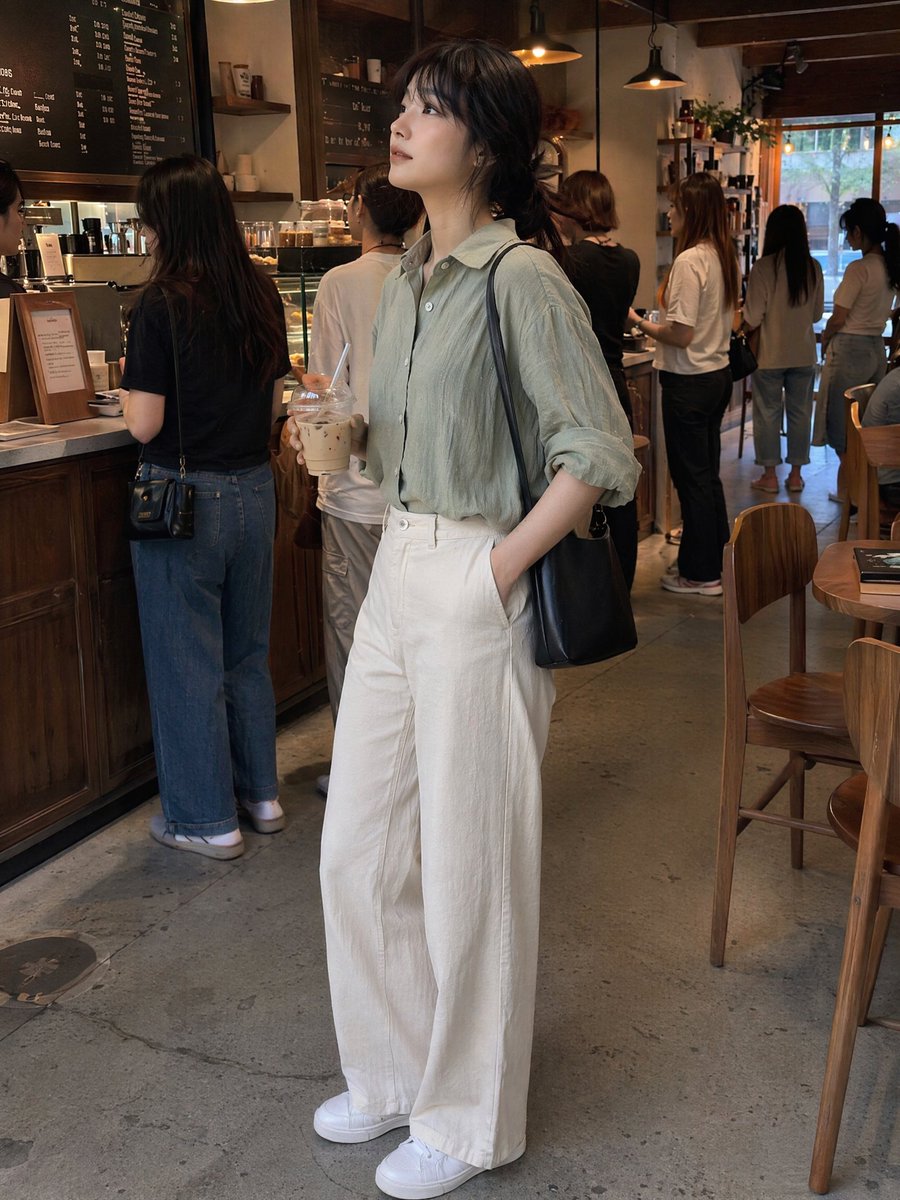 咖啡馆里的随性女性与冰拿铁