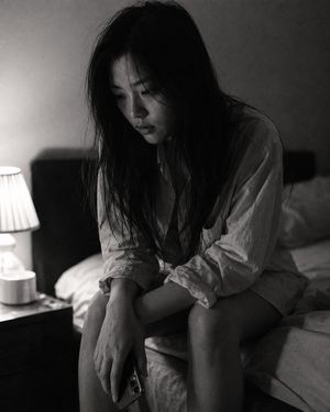 卧室黑白纪实肖像