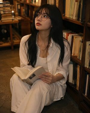 温馨图书馆阅读角人像
