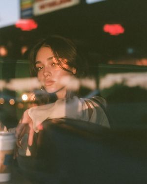 蓝调时刻的电影感咖啡馆人像