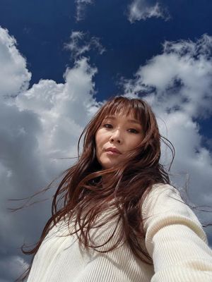 黄金时刻低角度天空人像