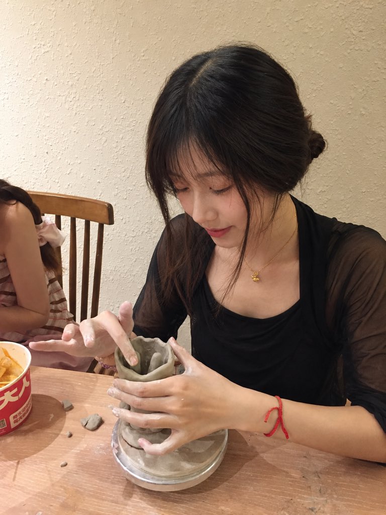 提示词:
以上传人物照片作为唯一身份与面部参考,生成一组真实自然的陶艺体验生活照。成年女性,长黑发