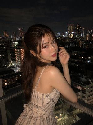 城市夜景阳台人像