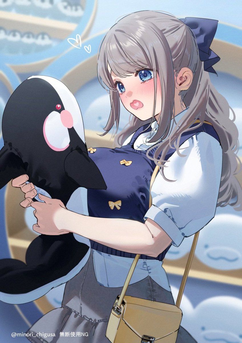 动漫少女怀抱虎鲸毛绒玩具