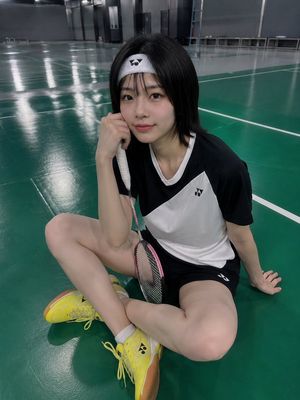 逼真的日本女性羽毛球自拍