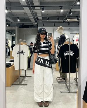 城市商店中的镜面自拍