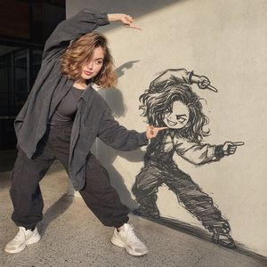 女性与墙面涂鸦的互动