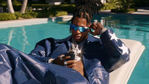 奢华泳池时尚人像
