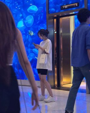 豪华商场水族馆抓拍人像