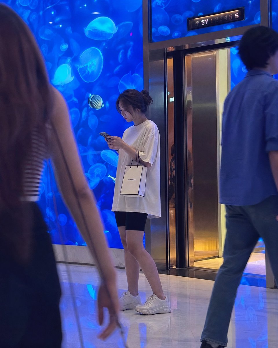 豪华商场水族馆抓拍人像