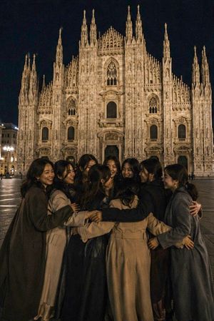 米兰大教堂前的深夜拥抱