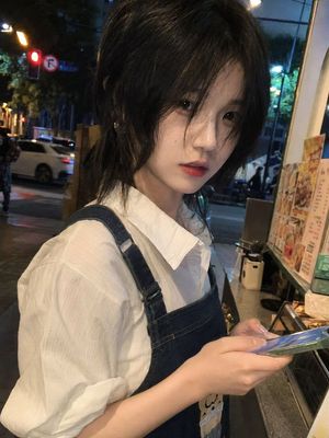 夜间奶茶店女孩抓拍人像